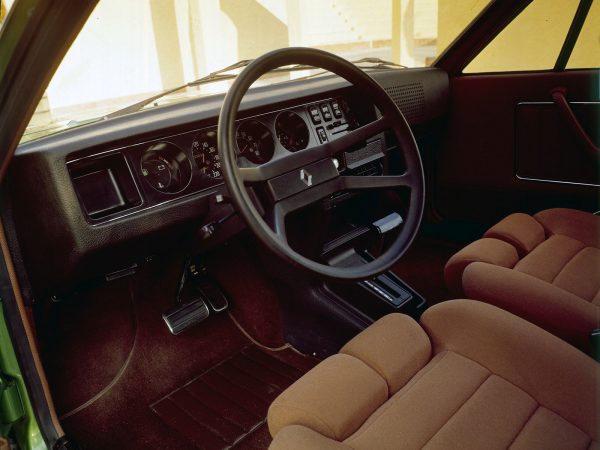 (c) Renault Communications