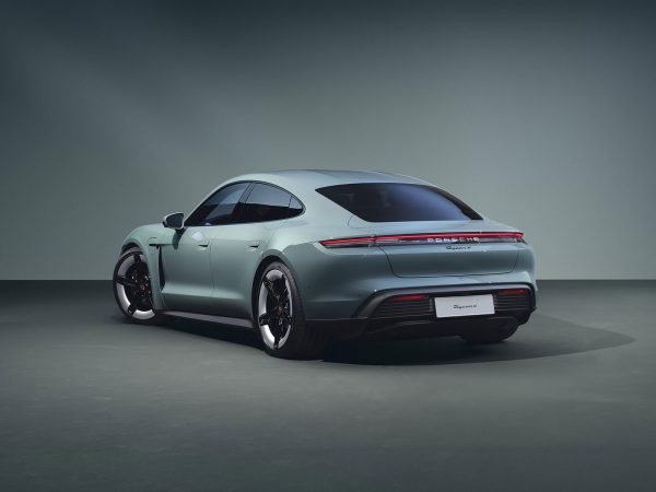 (c) Dr. Ing. h.c. F. Porsche AG