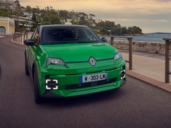 (c) Renault Communications