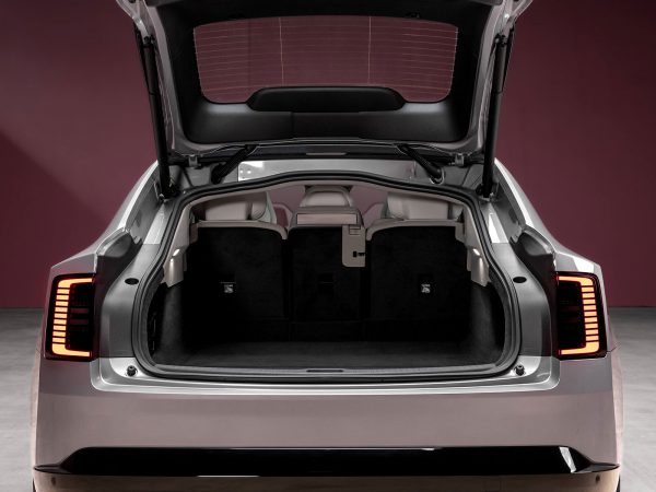(c) Volvo Cars