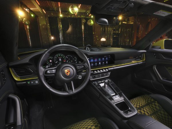 (c) Porsche AG