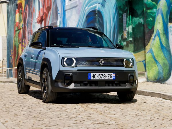 (c) Renault Communications