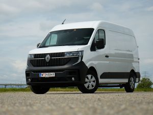 Renault Master L2H2 blue dci 150 (c) Johannes Ibrahim