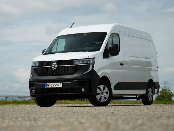 Renault Master L2H2 blue dci 150 (c) Johannes Ibrahim
