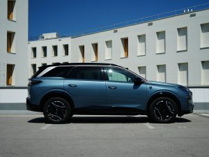 Peugeot e-5008 GT (c) Kyrillos Ibrahim