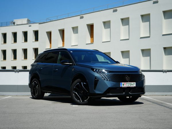 Peugeot e-5008 GT (c) Kyrillos Ibrahim